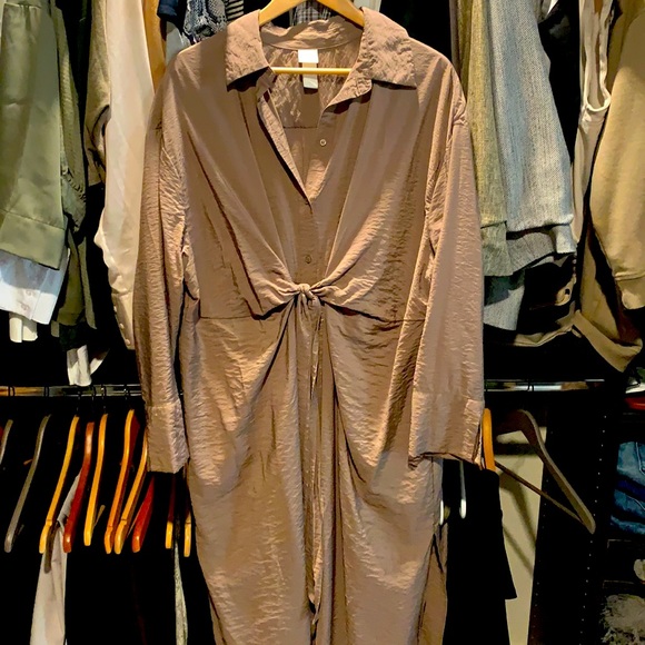 Dresses & Skirts - H&M Twist Front Dress